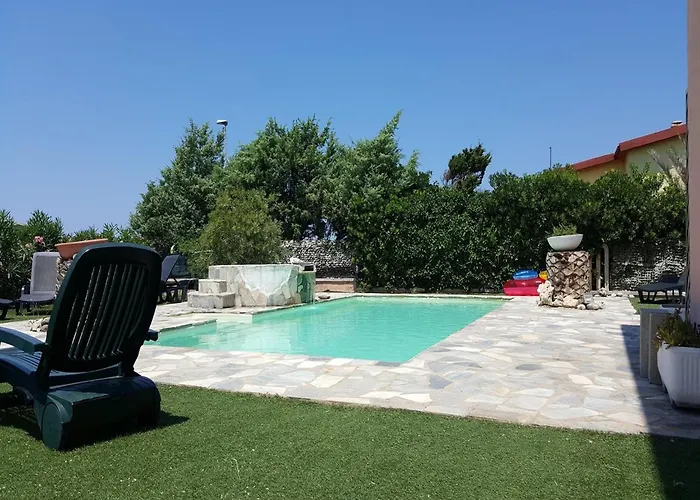 A 150 Meter Long Mare, 2 Fish Appartement